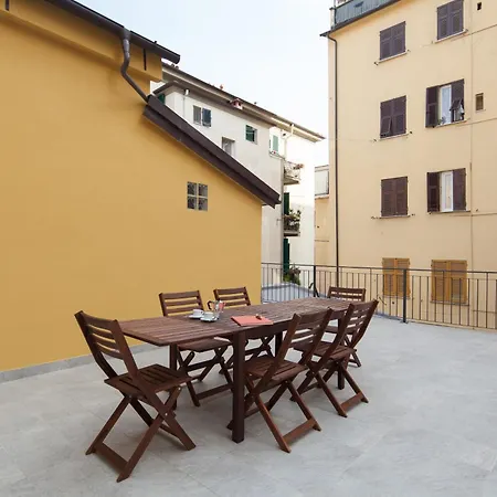Apartment Center Apartment: Modern Rooftop Terrace Near Cinque Terre Station *