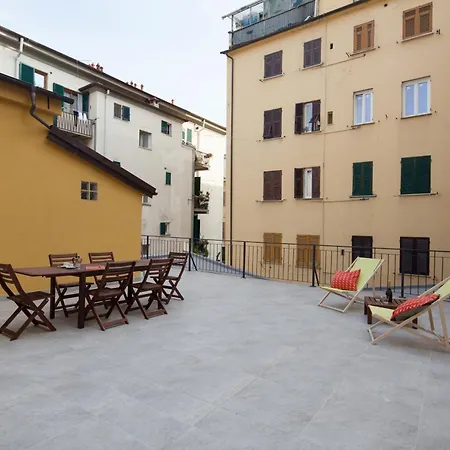 Center Apartment: Modern Rooftop Terrace Near Cinque Terre Station *