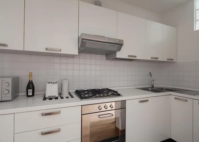 Center Apartment: Modern Rooftop Terrace Near Cinque Terre Station *