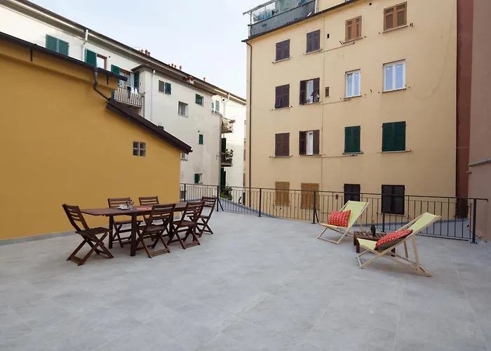 Center Apartment: Modern Rooftop Terrace Near Cinque Terre Station *