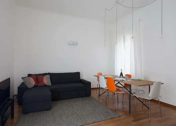 Apartment Center Apartment: Modern Rooftop Terrace Near Cinque Terre Station *
