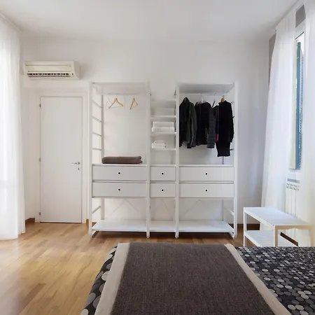 Apartment Center Apartment: Modern Rooftop Terrace Near Cinque Terre Station La Spezia