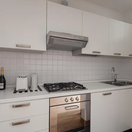 Center Apartment: Modern Rooftop Terrace Near Cinque Terre Station *